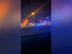 Grande incêndio no porto do Bahrein, sede da Quinta Frota da Marinha dos EUA Grande incêndio no porto do Bahrein, sede da Quinta Frota da Marinha dos EUA