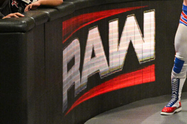 Grande mudança de título acontece no WWE Raw WWE Monday Night Raw barricade