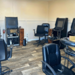 Sala interna com máquinas de jogos de azar ilegais descobertas durante a investigação do xerife do condado de Johnston em Benson, Carolina do Norte