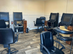 Grandes drogas, dinheiro e máquinas de jogos apreendidas na investigação da operação no condado de Johnston Sala interna com máquinas de jogos de azar ilegais descobertas durante a investigação do xerife do condado de Johnston em Benson, Carolina do Norte