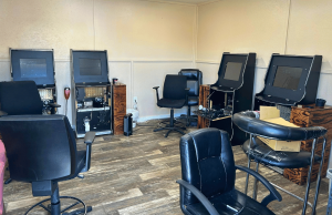 Grandes drogas, dinheiro e máquinas de jogos apreendidas na investigação da operação no condado de Johnston Sala interna com máquinas de jogos de azar ilegais descobertas durante a investigação do xerife do condado de Johnston em Benson, Carolina do Norte