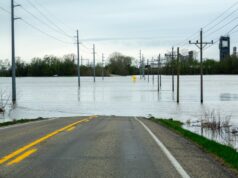 Grandes enchentes geram preocupações com a evacuação à medida que o nível do rio sobe para 19 pés Grandes enchentes geram preocupações com a evacuação à medida que o nível do rio sobe para 19 pés
