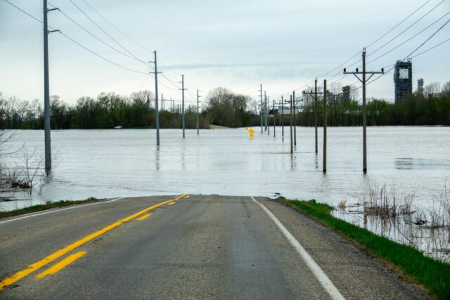 Grandes enchentes geram preocupações com a evacuação à medida que o nível do rio sobe para 19 pés
