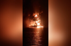 Grandes incêndios em dois petroleiros após ataque em águas iraquianas Grandes incêndios em dois petroleiros após ataque em águas iraquianas