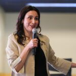 Greg Abbott tem chances de perder quando Gina Hinojosa vence a primária democrata no Texas