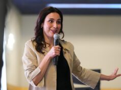 Greg Abbott tem chances de perder quando Gina Hinojosa vence a primária democrata no Texas Greg Abbott tem chances de perder quando Gina Hinojosa vence a primária democrata no Texas