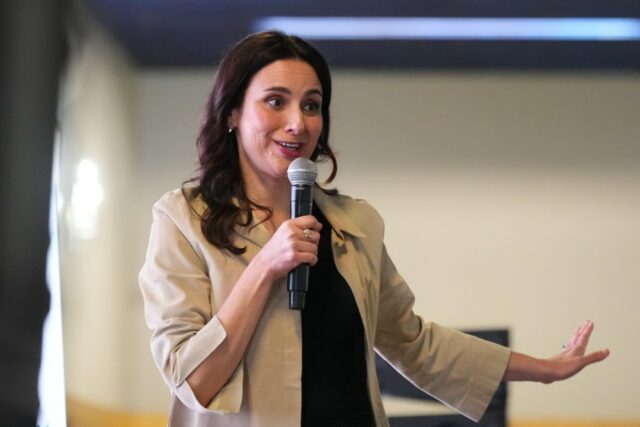 Greg Abbott tem chances de perder quando Gina Hinojosa vence Greg Abbott tem chances de perder quando Gina Hinojosa vence a primária democrata no Texas