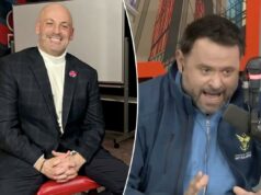 Gregg Giannotti se transforma em terra arrasada em Brandon Tierney após ‘mau companheiro de equipe’ escavar na WFAN Dois homens, um de terno e outro com roupas esportivas, sentam-se em cadeiras vermelhas e sorriem para a câmera.