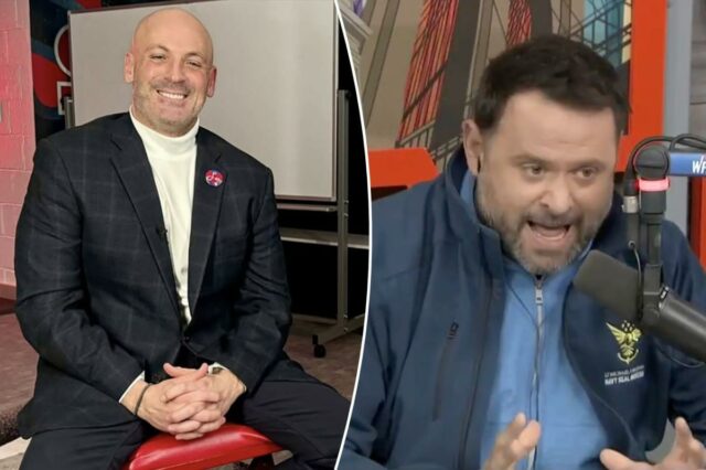 Dois homens, um de terno e outro com roupas esportivas, sentam-se em cadeiras vermelhas e sorriem para a câmera.