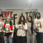 Apoiadores da Ação Palestina realizam um protesto em frente ao Tribunal Real de Justiça em Londres