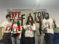 Greves de fome da Ação Palestina vão processar prisões por supostos maus-tratos Apoiadores da Ação Palestina realizam um protesto em frente ao Tribunal Real de Justiça em Londres