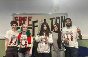 Greves de fome da Ação Palestina vão processar prisões por supostos maus-tratos Apoiadores da Ação Palestina realizam um protesto em frente ao Tribunal Real de Justiça em Londres