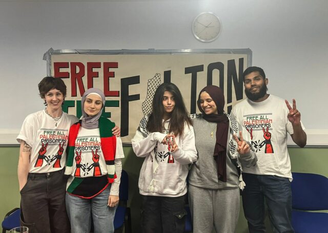 Greves de fome da Ação Palestina vão processar prisões por Apoiadores da Ação Palestina realizam um protesto em frente ao Tribunal Real de Justiça em Londres