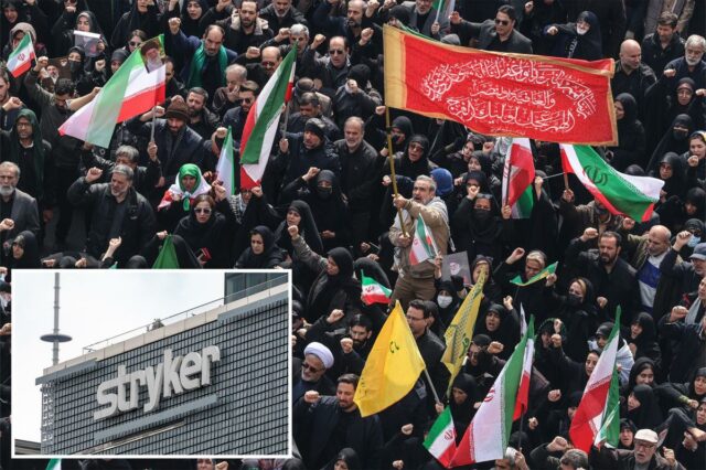 O logotipo da Stryker Corporation é visto em um prédio em Varsóvia, na Polônia.