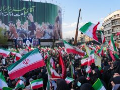 Grupo hacktivista pró-Irã afirma estar por trás do ataque à gigante de tecnologia médica Stryker Demonstrators wave Iranian national flags as they gather for a rally in support of the new Supreme Leader at Enghelab Square in central Tehran on March 9, 2026. Iran marked the appointment of Ayatollah Mojtaba Khamenei to replace his father as Supreme Leader after Ayatollah Ali Khamenei was killed in joint U.S. and Israeli strikes on February 28.