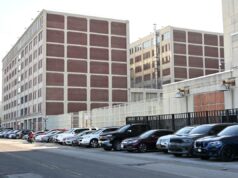 Guarda da prisão de Notorious NYC acusado de abuso sexual – depois que federais encontraram seu DNA no macacão do presidiário Exterior do Centro de Detenção Metropolitano no Brooklyn, um prédio de vários andares com painéis de tijolos e estrutura de concreto, visto de uma rua com carros estacionados.