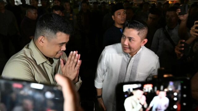 Gubsu Bobby Nasution-Seskab Teddy Bagi-bagi Sembako em Kota Medan: Perintah Prabowo
