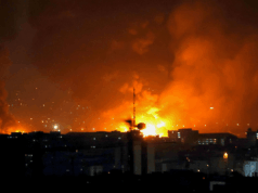 Guerra do Irã ao vivo: presidente iraniano diz que a exigência de Trump por rendição incondicional é ‘um sonho’ Smoke and fire rise from the site of airstrikes at Mehrabad International Airport in Tehran on March 7, 2026.