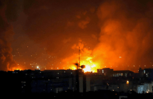 Guerra do Irã ao vivo: presidente iraniano diz que a exigência de Trump por rendição incondicional é ‘um sonho’ Smoke and fire rise from the site of airstrikes at Mehrabad International Airport in Tehran on March 7, 2026.