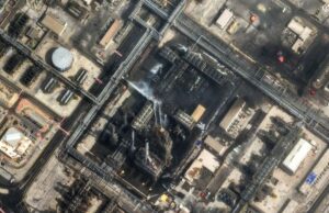 Guerra do Irão: O que está a acontecer no 14º dia dos ataques EUA-Israel? Um navio da Marinha é visto navegando no Estreito de Ormuz