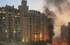 Guerra dos Emirados à informação: Setenta britânicos presos nos Emirados Árabes Unidos por tirarem fotos e vídeos de ataques de drones e mísseis durante a guerra do Irã – e agora enfrentam 10 anos de prisão Cerca de 70 britânicos foram presos nos Emirados Árabes Unidos por tirar fotos e vídeos de ataques de drones e mísseis, pode revelar o The Mail on Sunday. Na foto: O hotel Palm Jumeirah Fairmont foi atingido por um drone suicida Shahed