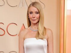 Gwyneth Paltrow deixa os fãs horrorizados quando o vestido atrevido do Oscar quase a expõe inteiramente com mau funcionamento do guarda-roupa Gwyneth Paltrow, 53, deixou os fãs horrorizados ao experimentar um mau funcionamento do guarda-roupa em seu vestido de corrida do Oscar que quase a expôs completamente
