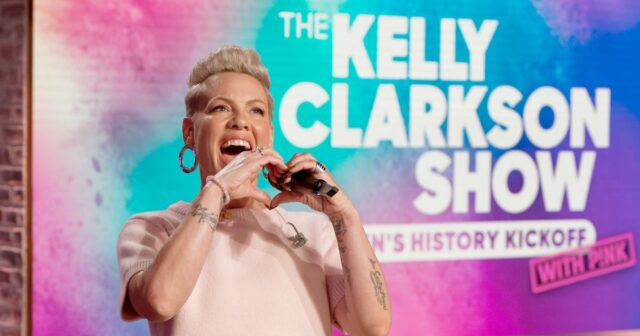 Há quanto tempo Pink está aparecendo no 'The Kelly Clarkson Kelly Clarkson retorna ao talk show após a morte de Brandon 020