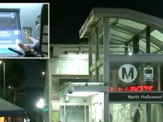 Hack de computador no metrô de Los Angeles causa caos nos passageiros Entrada da estação LA Metro North Hollywood à noite.