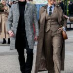 Hannah Waddingham, 51, deu as mãos ao cirurgião de coluna Nick Beresford-Cleary quando eles chegaram ao Festival de Cheltenham na sexta-feira