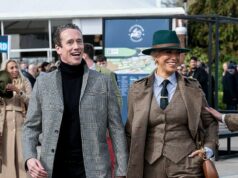 Hannah Waddingham, 51, dá as mãos ao belo cirurgião de coluna enquanto eles se dirigem ao Festival de Cheltenham com jaquetas xadrez combinando Hannah Waddingham, 51, deu as mãos ao cirurgião de coluna Nick Beresford-Cleary quando eles chegaram ao Festival de Cheltenham na sexta-feira