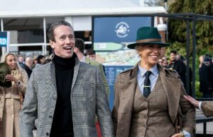 Hannah Waddingham, 51, dá as mãos ao belo cirurgião de coluna enquanto eles se dirigem ao Festival de Cheltenham com jaquetas xadrez combinando Hannah Waddingham, 51, deu as mãos ao cirurgião de coluna Nick Beresford-Cleary quando eles chegaram ao Festival de Cheltenham na sexta-feira