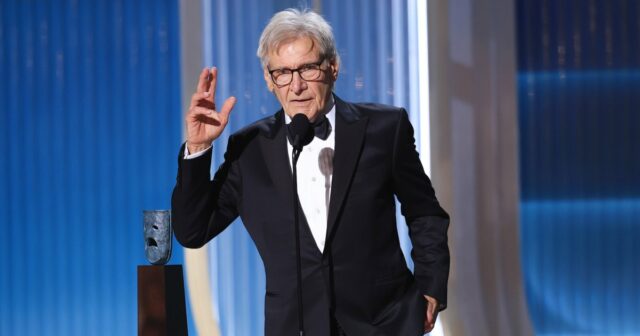 Harrison Ford aceita com lágrimas nos olhos o prêmio Life Destaque Chegada no Tapete Vermelho SAG Screen Actors Guild Awards Actor Awards
