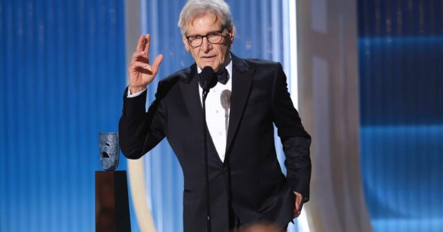 Harrison Ford chora ao receber o prêmio SAG-AFTRA Life Achievement
