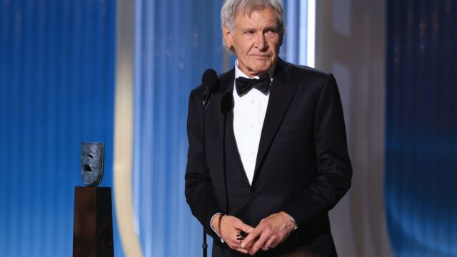 Harrison Ford luta contra as lágrimas ao aceitar o prêmio SAG-AFTRA pelo conjunto de sua vida e diz que está na metade da minha carreira. Ainda sou um ator que trabalha'
