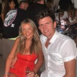 Harry Maguire com sua irmã Daisy em Mykonos em 2020, antes da prisão