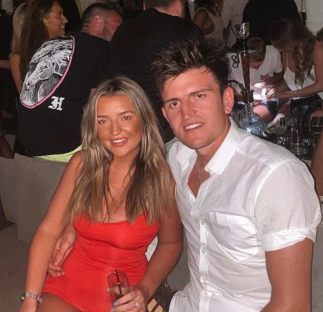 Harry Maguire é considerado CULPADO de agredir a polícia grega Harry Maguire com sua irmã Daisy em Mykonos em 2020, antes da prisão