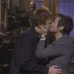 Harry Styles aplaude as críticas de Queerbaiting durante o monólogo de abertura de 'SNL' e termina o segmento com beijo masculino: 'Agora isso é Queerbaiting!'