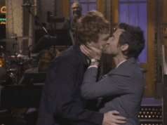 Harry Styles aplaude as críticas de Queerbaiting durante o monólogo de abertura de ‘SNL’ e termina o segmento com beijo masculino: ‘Agora isso é Queerbaiting!’ Harry Styles aplaude as críticas de Queerbaiting durante o monólogo de abertura de 'SNL' e termina o segmento com beijo masculino: 'Agora isso é Queerbaiting!'