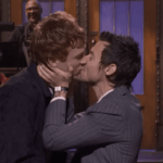 Harry Styles beija estrela de ‘SNL’ após reação de ‘Queerbaiting’