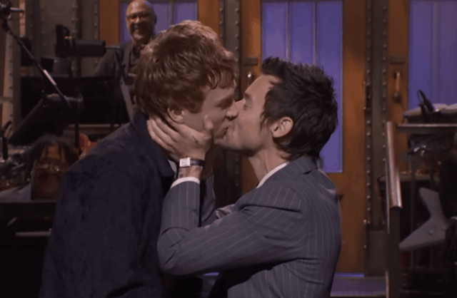 Harry Styles beija estrela de ‘SNL’ após reação de ‘Queerbaiting’ Harry Styles beija estrela de ‘SNL’ após reação de ‘Queerbaiting’