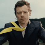 Harry Styles faz acrobacias no set do videoclipe de 'American Girls'