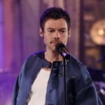Harry Styles voltou a encantar no 'SNL' e definitivamente não está 'queerbaiting'
