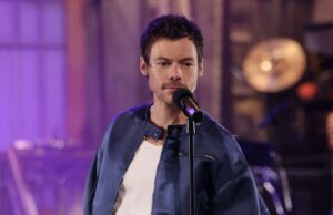 Harry Styles voltou a encantar no ‘SNL’ e definitivamente não está ‘queerbaiting’ Harry Styles voltou a encantar no 'SNL' e definitivamente não está 'queerbaiting'