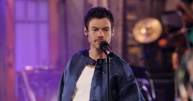 Harry Styles voltou a encantar no 'SNL' e definitivamente não Harry Styles voltou a encantar no 'SNL' e definitivamente não está 'queerbaiting'