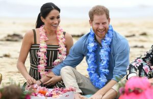 Harry e Meghan condenam a petição de 35.000 pessoas exigindo que o dinheiro dos contribuintes não seja gasto na viagem à Austrália, enquanto insistem que a visita pseudo-real é ‘financiada privadamente’ O duque e a duquesa de Sussex retornarão à Austrália no próximo mês - eles são retratados aqui durante uma visita anterior ao país, em Bondi Beach, em Sydney, em outubro de 2018.