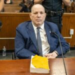 O canalha condenado Harvey Weinstein comemorou seu 74º aniversário comparecendo ao tribunal na quinta-feira.