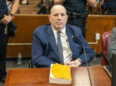 Harvey Weinstein comemora aniversário comparecendo ao tribunal antes do terceiro julgamento de estupro em Nova York O canalha condenado Harvey Weinstein comemorou seu 74º aniversário comparecendo ao tribunal na quinta-feira.