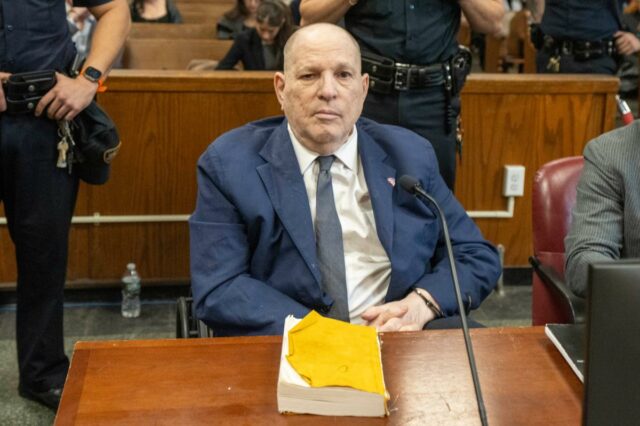 O canalha condenado Harvey Weinstein comemorou seu 74º aniversário comparecendo ao tribunal na quinta-feira.