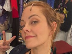 Heathers: a estrela do musical se enfurece com o público bêbado por ‘gritar’ com o elenco e implora aos fãs ‘dedicados’ que não cantem – enquanto ela exige ‘fique em casa e assista Netflix se quiser conversar’ Heathers: a estrela do musical se enfurece com o público bêbado por 'gritar' com o elenco e implora aos fãs 'dedicados' que não cantem - enquanto ela exige 'fique em casa e assista Netflix se quiser conversar'