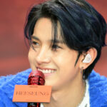 Heeseung do Enhypen participa do showcase de seu novo mini-álbum 'Orange Blood' no Yes24 Live Hall em Gwangjin-Gu, Seul, em 16 de novembro de 2023.